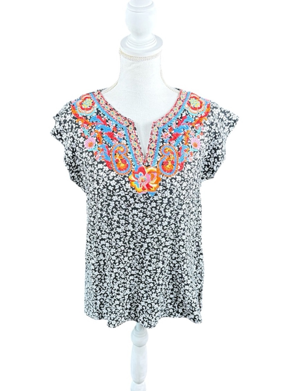 Savannah Jane Black Floral Embroidered Boho Blouse Cap Sleeve Top Size Medium